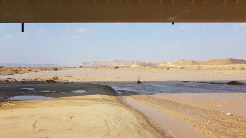 10.11.18 נחל פארן זורם מתחת לכביש 90. צילום: אורי גנות
