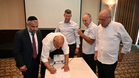 במעמד החתימה על ההסכם