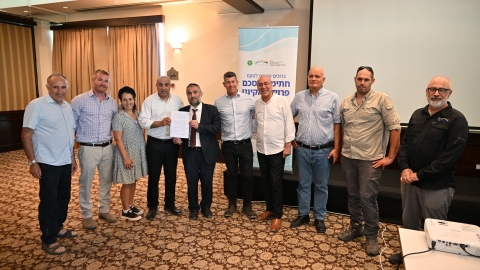 מר בועז רונן מנהל אגף הנדסה רשות ניקוז ונחלים ערבה, מר אלון אורון סגן מנהל מחוז הנגב במשרד החקלאות, מר מאיר צור ראש מועצה אזורית ערבה תיכונה, מר אלי לנקרי ראש עיריית אילת, מר אורן קורין מנכ"ל רשות ניקוז ונחלים ערבה, חה&q